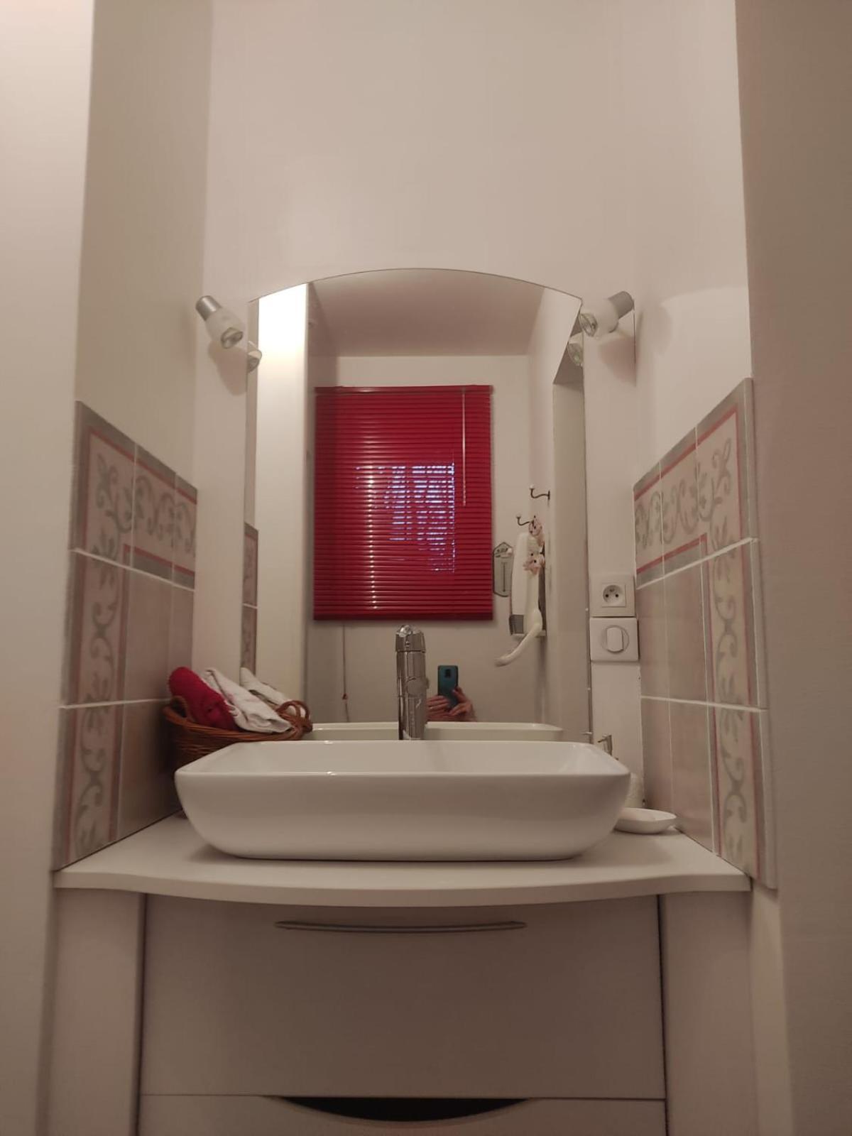 La Frenaie Bed & Breakfast Saint-Cyr-sur-le-Rhone Eksteriør bilde